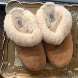 Ugg slippers size 6 brown hardly worn